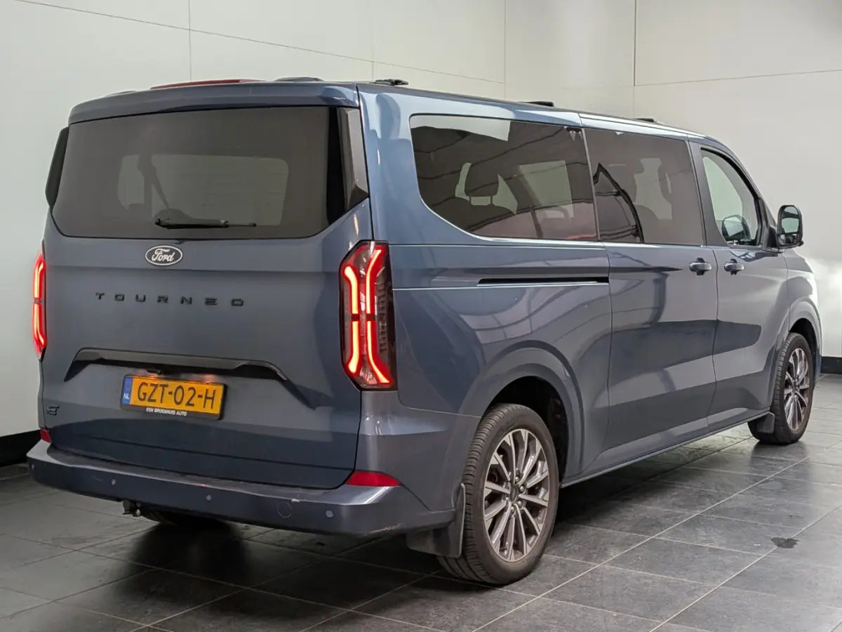 Tourneo 340 L2H1 Titanium X 65 kWh | Elek. Schuifdeuren | Trekhaak | AGR Stoel | Camera | Apple Carplay