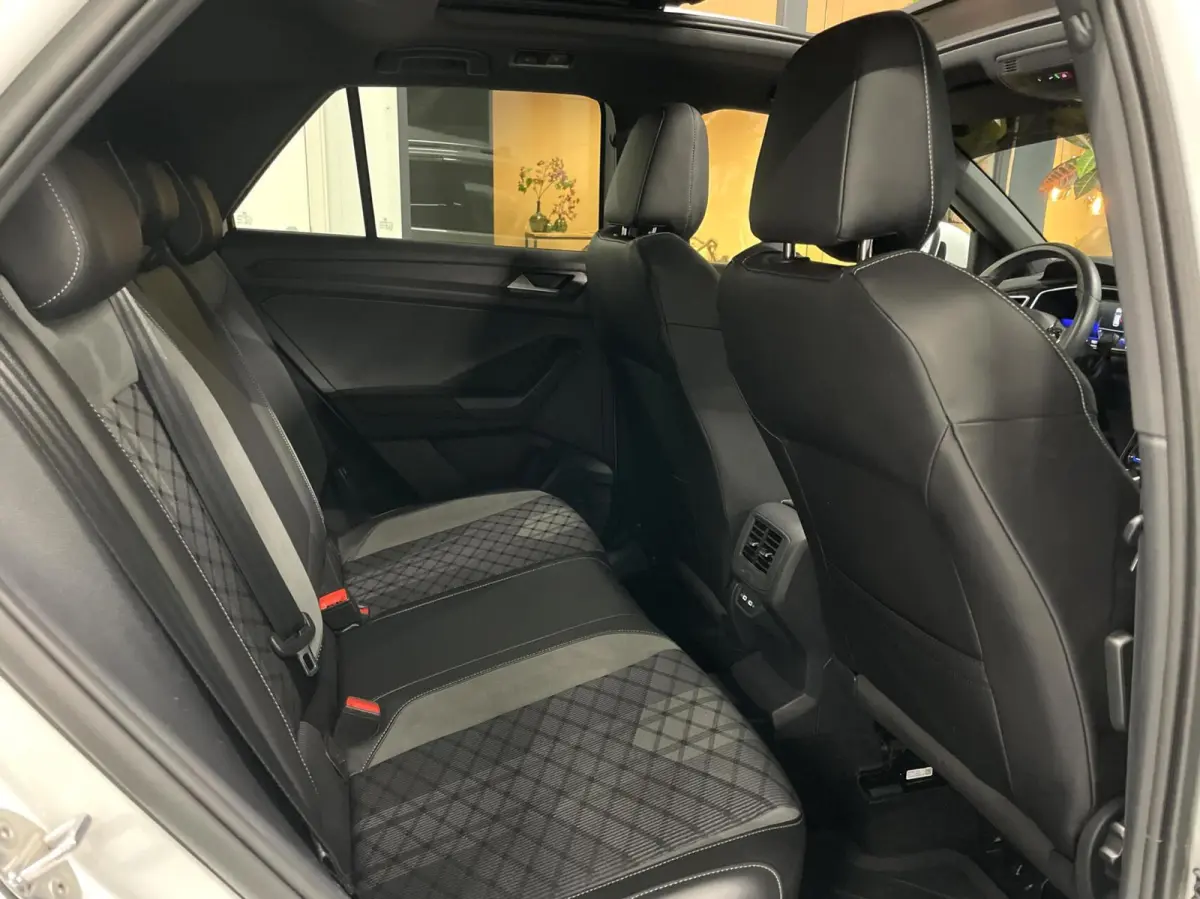 1.5 TSI R-Line/ Cam/ Keyless/ Pano/ 19''LMV/ IQ LED/ Trekhaak