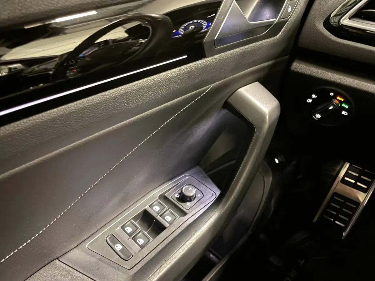 1.5 TSI R-Line/ Cam/ Keyless/ Pano/ 19''LMV/ IQ LED/ Trekhaak