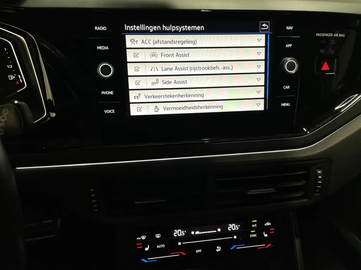 1.0 TSI R-Line Black Style/ Cam/ Keyless/ IQ LED/ 18''LMV/ CarPlay