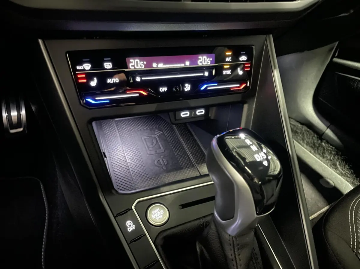 1.0 TSI R-Line Black Style/ Cam/ Keyless/ IQ LED/ 18''LMV/ CarPlay
