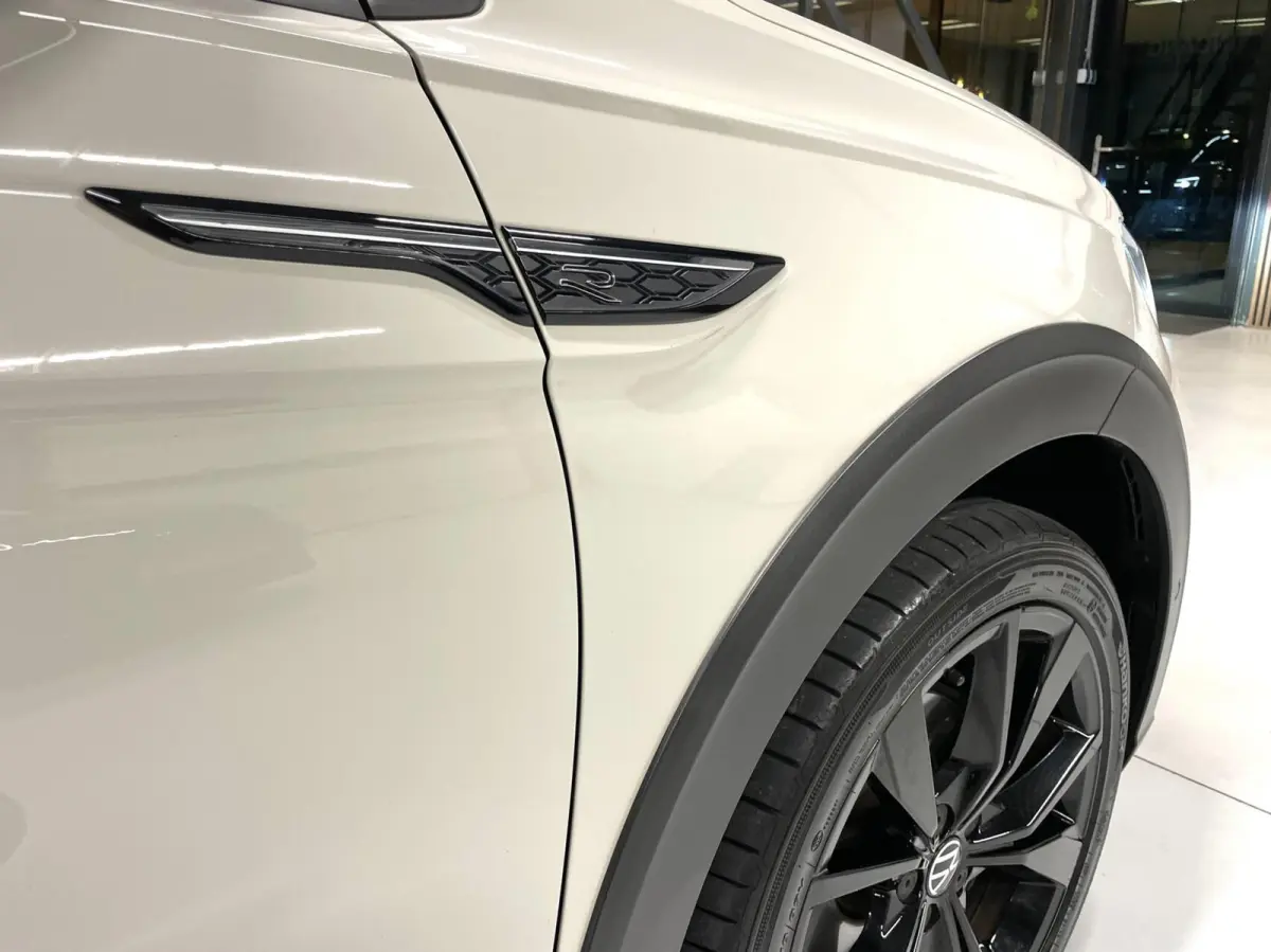 1.0 TSI R-Line Black Style/ Cam/ Keyless/ IQ LED/ 18''LMV/ CarPlay