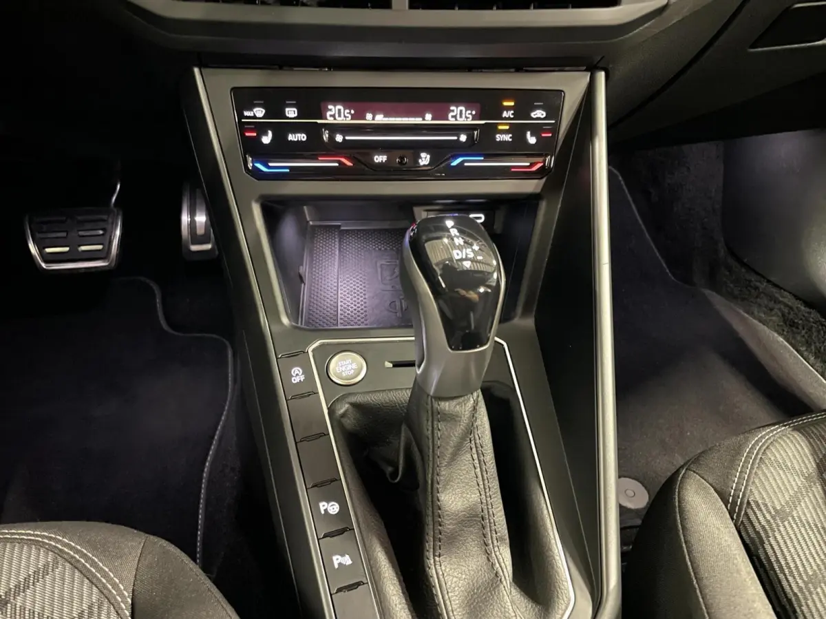 1.0 TSI R-Line Black Style/ Cam/ Keyless/ IQ LED/ 18''LMV/ CarPlay