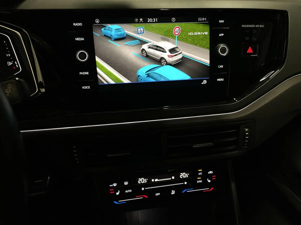 1.0 TSI R-Line Black Style/ Cam/ Keyless/ IQ LED/ 18''LMV/ CarPlay