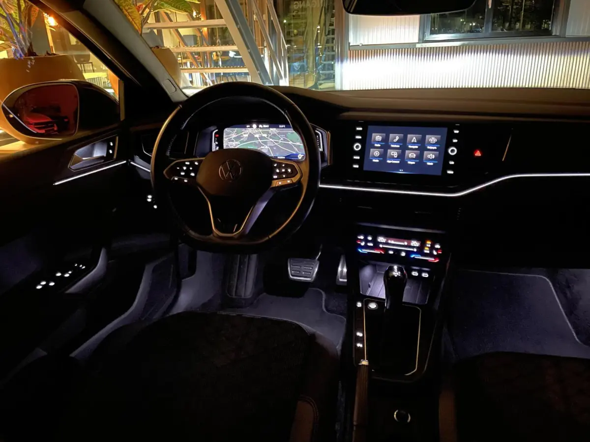 1.0 TSI R-Line Black Style/ Cam/ Keyless/ IQ LED/ 18''LMV/ CarPlay