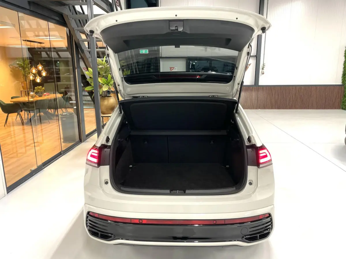 1.0 TSI R-Line Black Style/ Cam/ Keyless/ IQ LED/ 18''LMV/ CarPlay