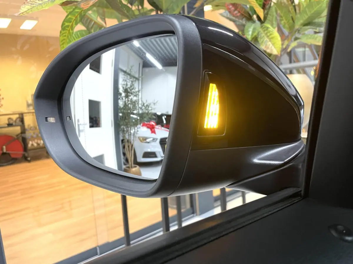 1.0 TSI R-Line Black Style/ Cam/ Keyless/ IQ LED/ 18''LMV/ CarPlay