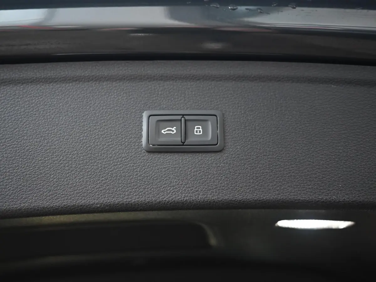 55 TFSI e S-Line Quattro Competition 367PK | Luchtvering | Pano | B&O | Massage | Memory | Digtal Dash | RS Nappe Leder | 360 | Ambient+ | Keyless | Leder | Carplay | Trekhaak | Head-Up | Ma