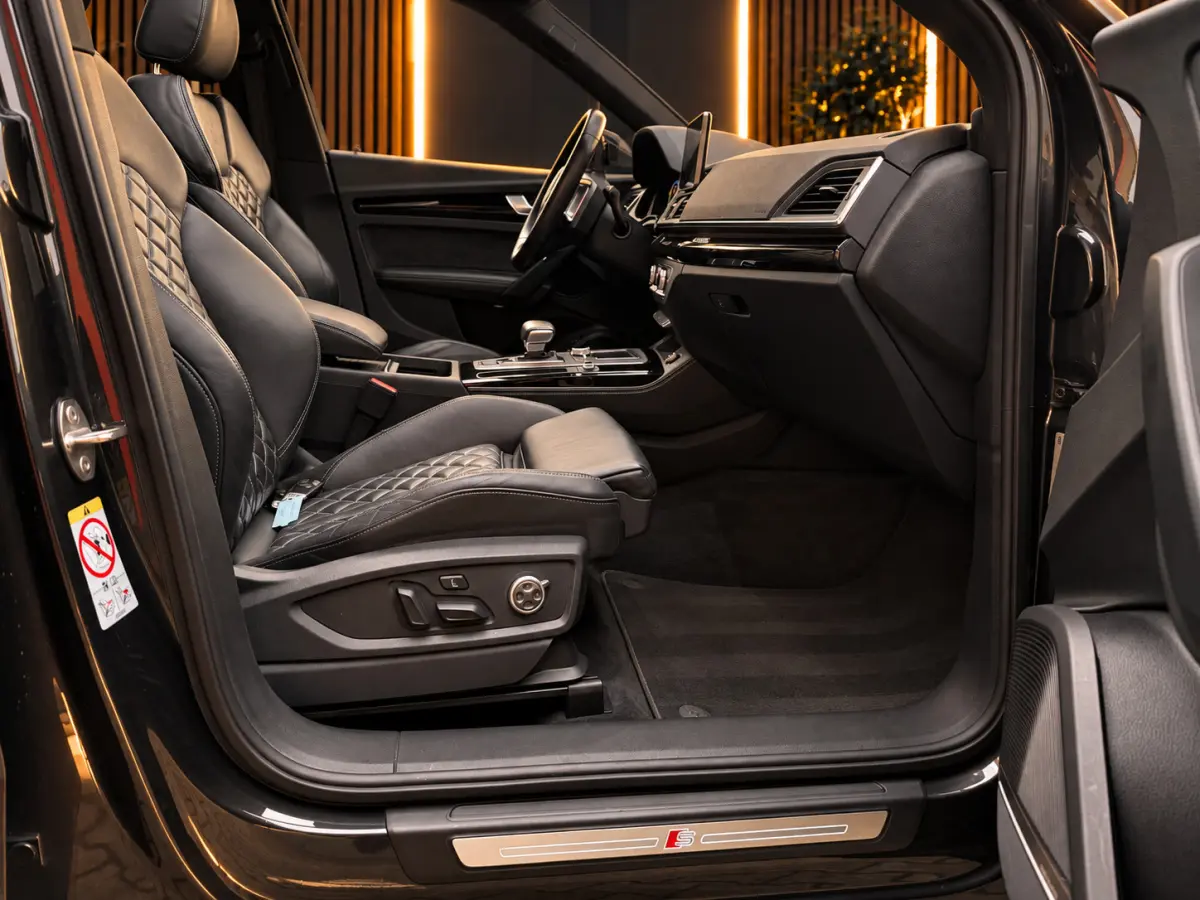 55 TFSI e S-Line Quattro Competition 367PK | Luchtvering | Pano | B&O | Massage | Memory | Digtal Dash | RS Nappe Leder | 360 | Ambient+ | Keyless | Leder | Carplay | Trekhaak | Head-Up | Ma