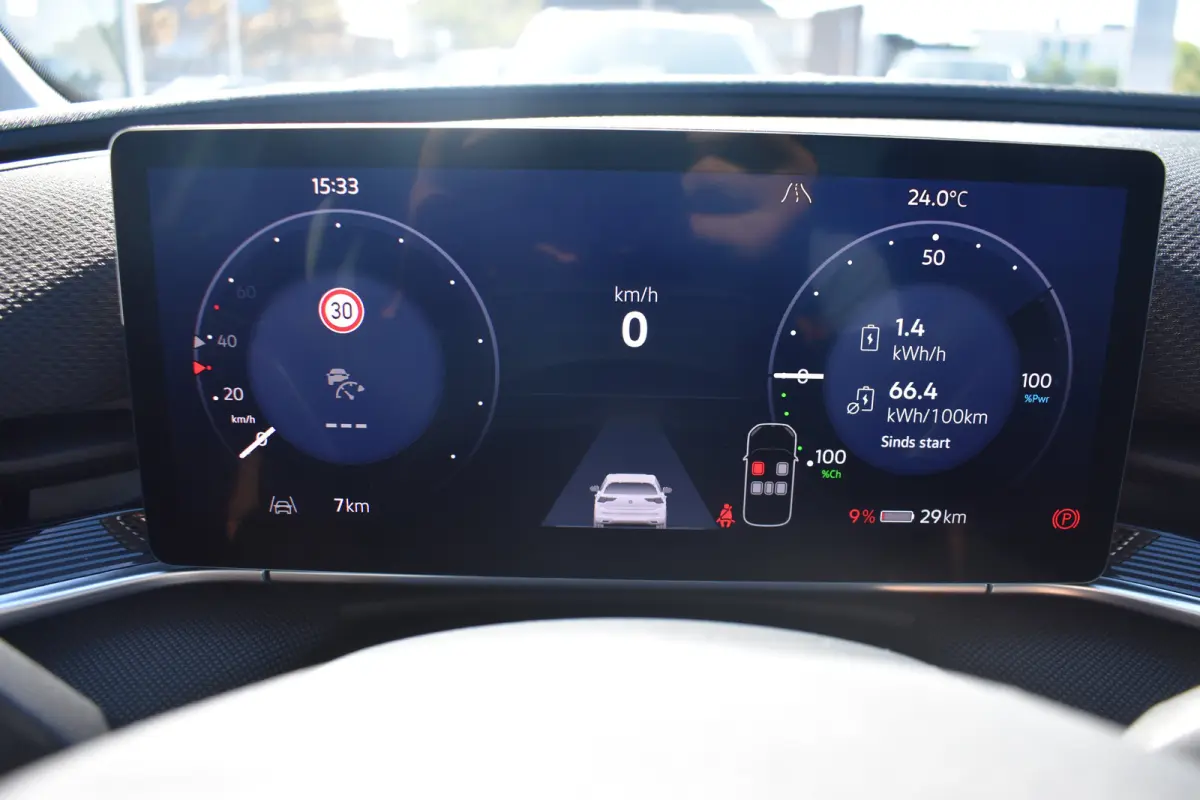 Life First Edition | Airconditioning automatisch, 2-zone (Climatronic) | Automatische afstandsregeling (Adaptive Cruise Control) | Koplampverlichting LED