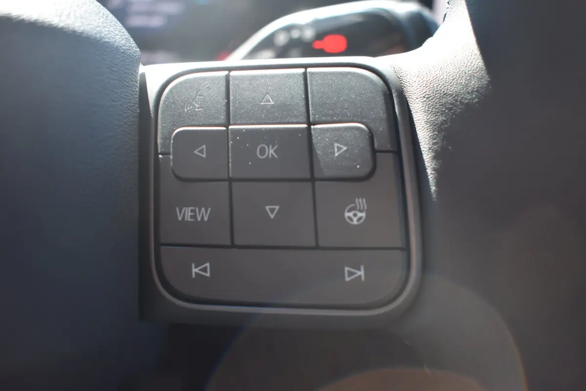 Life First Edition | Airconditioning automatisch, 2-zone (Climatronic) | Automatische afstandsregeling (Adaptive Cruise Control) | Koplampverlichting LED