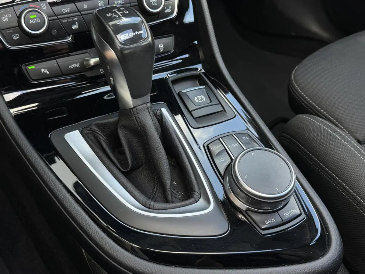 225xe iPerformance High Executive | Panorama | Head-up | Cruise | Climate| Navigatie | Stoelverwarming | Sensoren
