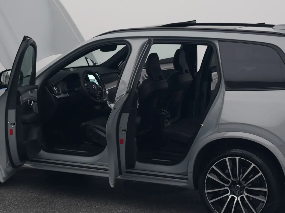 2.0 T8 Plug-in hybrid AWD Ultra Black Edition 7-Pers. |  PANO | 360° | B&W | HUD | ADAPTIVE | LUCHTVERING | STOEL- EN STUURVERW. | STOELMASSAGE | STOELVENT. | TREKHAAK