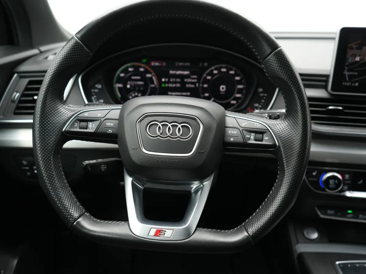 50 TFSI e Quattro 2x S Line PHEV 300pk | Trekhaak Af Fabriek | Virtual Cockpit | Camera | Sportstoelen Verwarmd | Keyless | Blis | Apple Carplay | Navigatie | DAB | Cruise Control | Plug In 