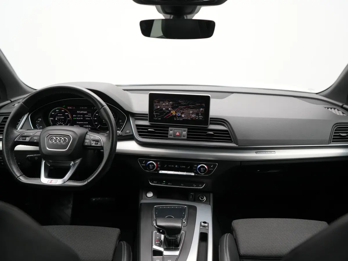 50 TFSI e Quattro 2x S Line PHEV 300pk | Trekhaak Af Fabriek | Virtual Cockpit | Camera | Sportstoelen Verwarmd | Keyless | Blis | Apple Carplay | Navigatie | DAB | Cruise Control | Plug In 