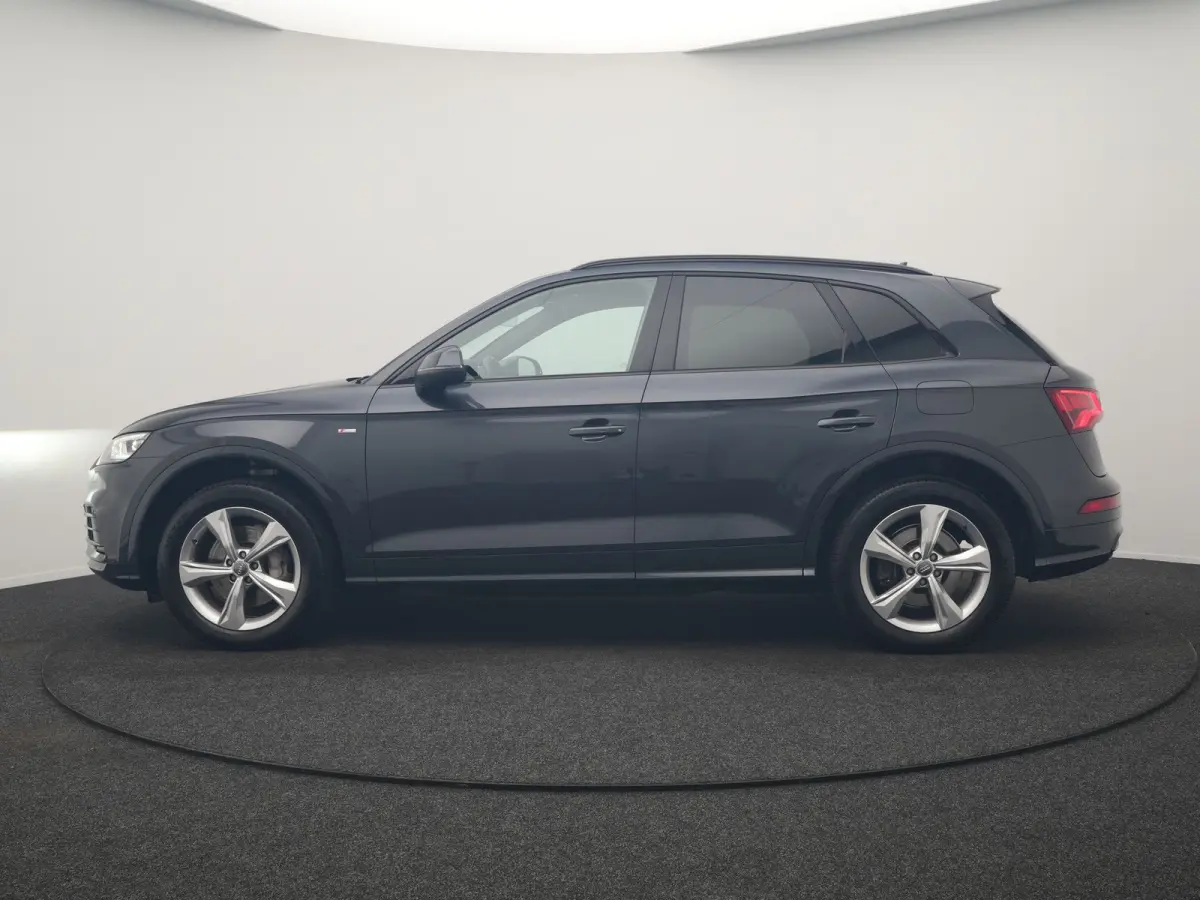 50 TFSI e Quattro 2x S Line PHEV 300pk | Trekhaak Af Fabriek | Virtual Cockpit | Camera | Sportstoelen Verwarmd | Keyless | Blis | Apple Carplay | Navigatie | DAB | Cruise Control | Plug In 
