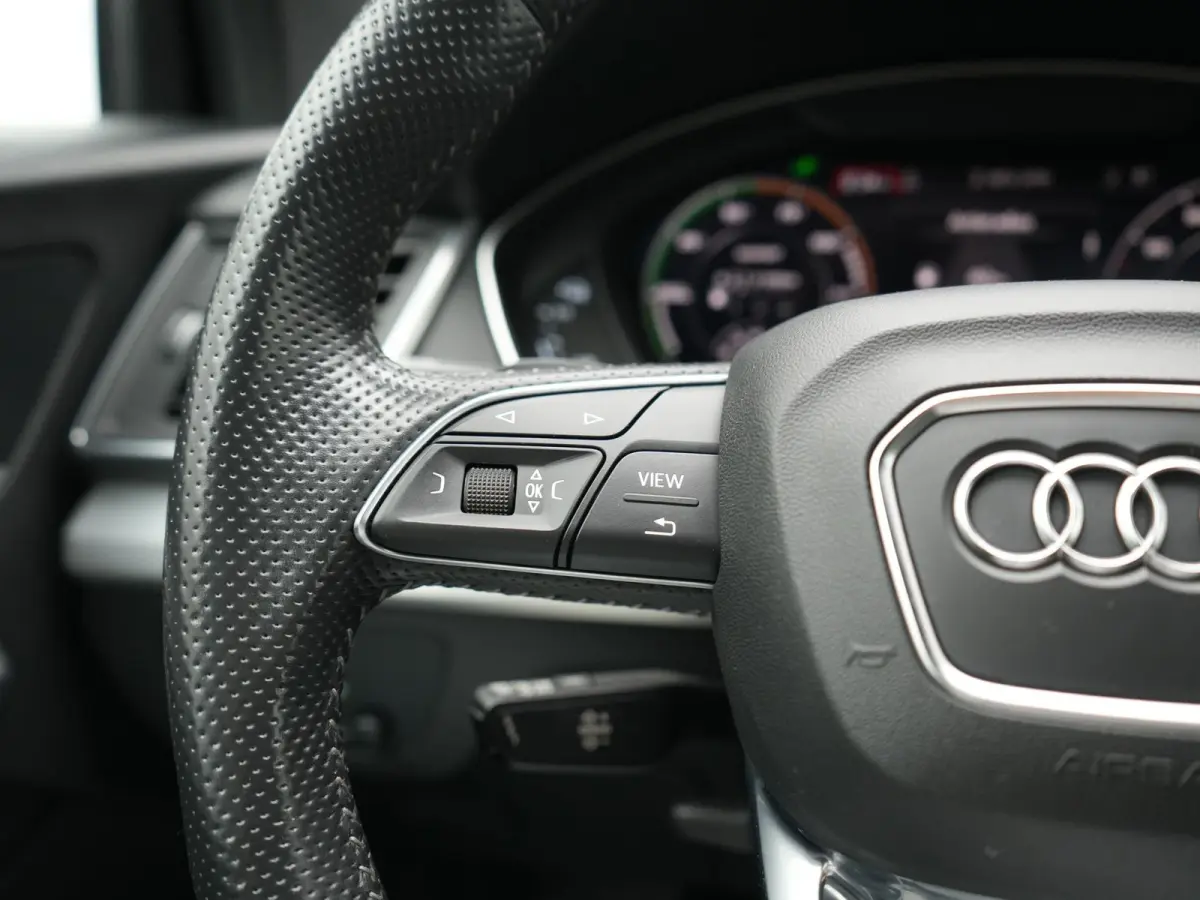 50 TFSI e Quattro 2x S Line PHEV 300pk | Trekhaak Af Fabriek | Virtual Cockpit | Camera | Sportstoelen Verwarmd | Keyless | Blis | Apple Carplay | Navigatie | DAB | Cruise Control | Plug In 