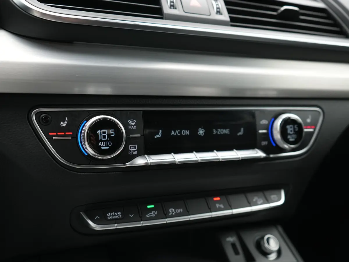 50 TFSI e Quattro 2x S Line PHEV 300pk | Trekhaak Af Fabriek | Virtual Cockpit | Camera | Sportstoelen Verwarmd | Keyless | Blis | Apple Carplay | Navigatie | DAB | Cruise Control | Plug In 