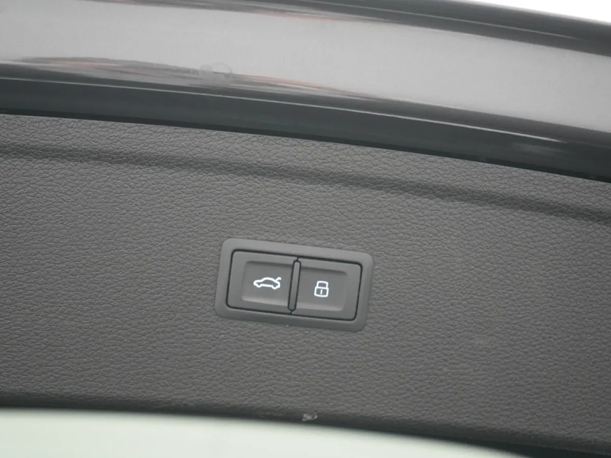 50 TFSI e Quattro 2x S Line PHEV 300pk | Trekhaak Af Fabriek | Virtual Cockpit | Camera | Sportstoelen Verwarmd | Keyless | Blis | Apple Carplay | Navigatie | DAB | Cruise Control | Plug In 