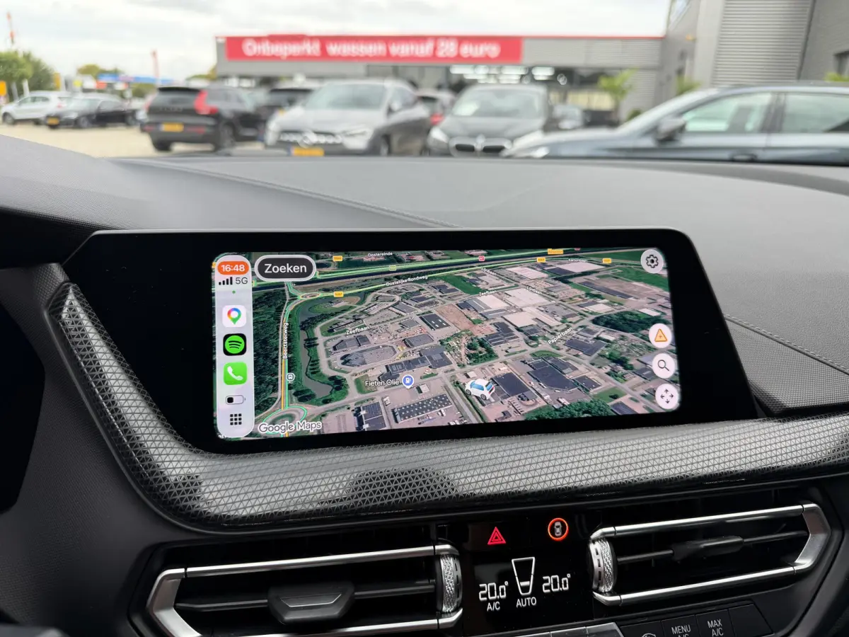 118i Sport Line Trekhaak LED PDC Carplay DAB 18 Inch Sportstoelen