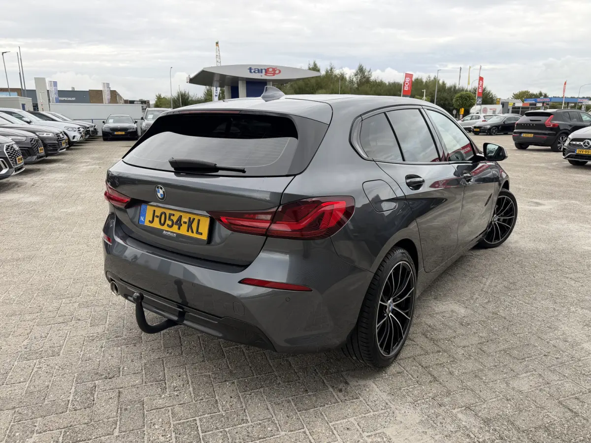 118i Sport Line Trekhaak LED PDC Carplay DAB 18 Inch Sportstoelen