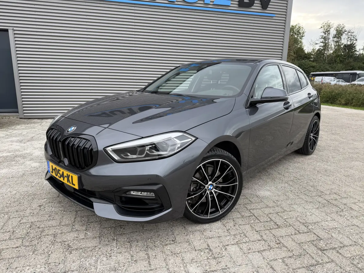 118i Sport Line Trekhaak LED PDC Carplay DAB 18 Inch Sportstoelen