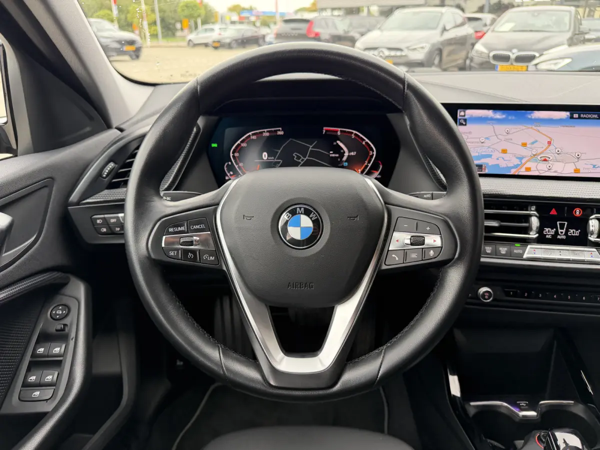 118i Sport Line Trekhaak LED PDC Carplay DAB 18 Inch Sportstoelen