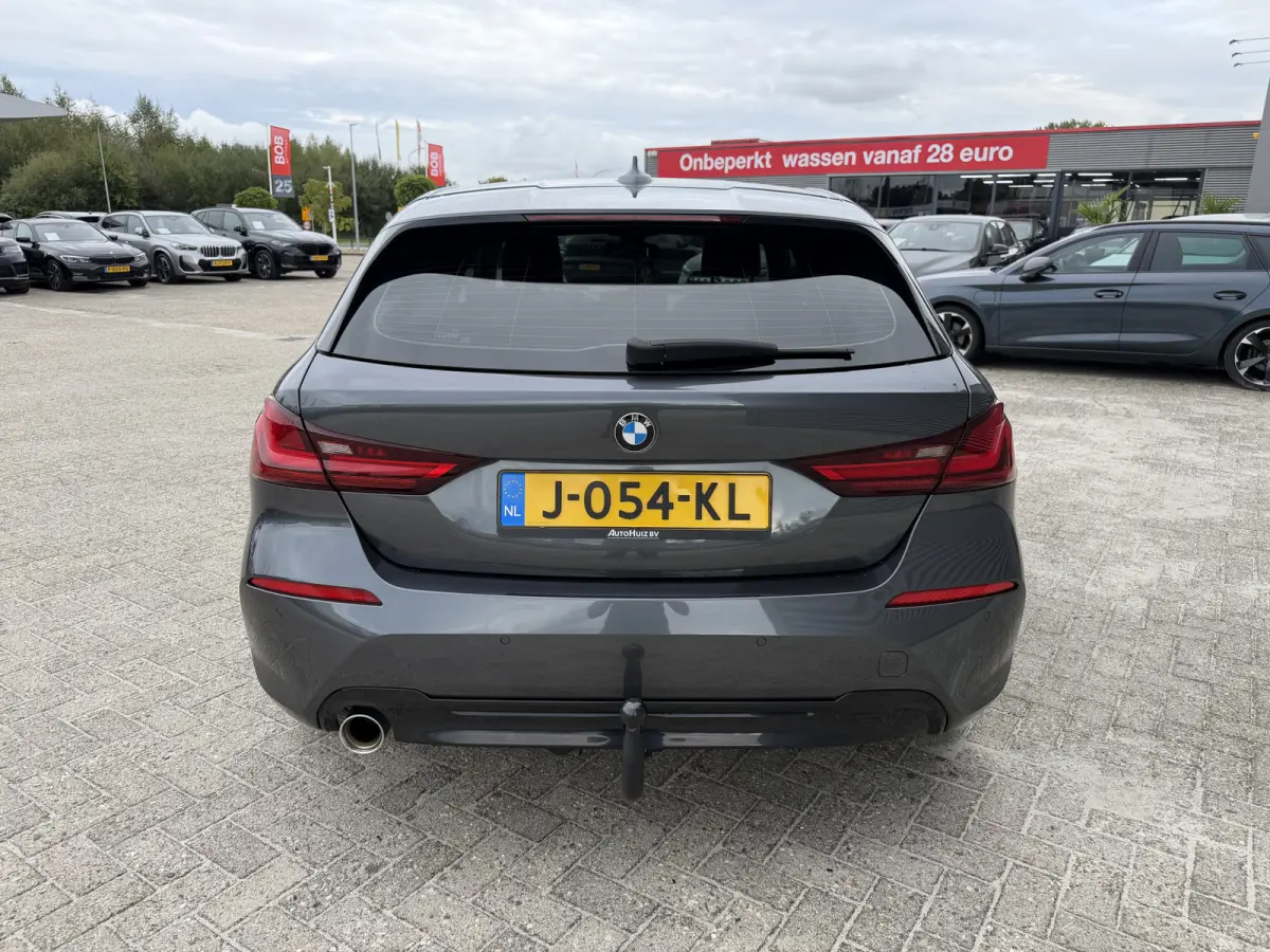 118i Sport Line Trekhaak LED PDC Carplay DAB 18 Inch Sportstoelen