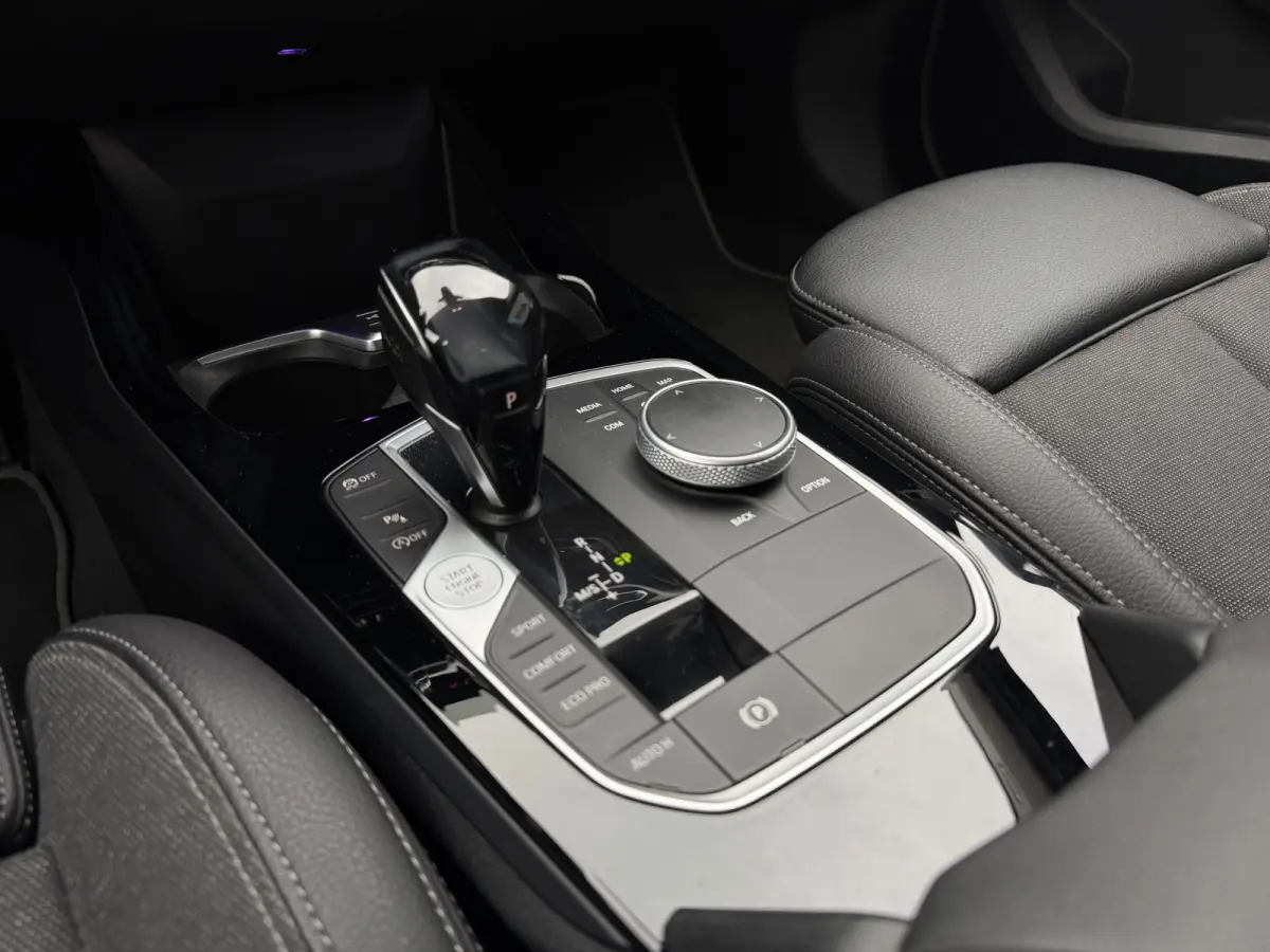 118i Sport Line Trekhaak LED PDC Carplay DAB 18 Inch Sportstoelen