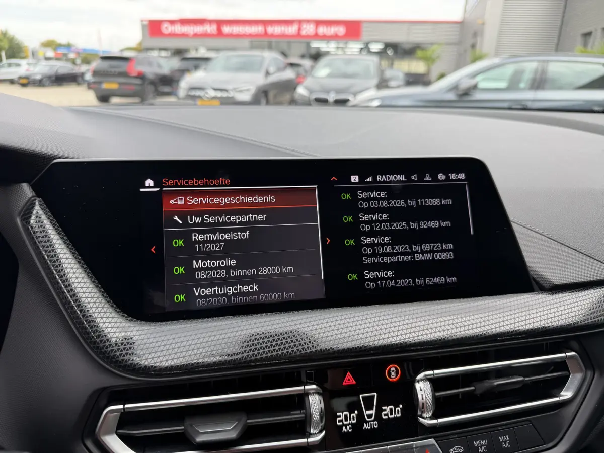 118i Sport Line Trekhaak LED PDC Carplay DAB 18 Inch Sportstoelen