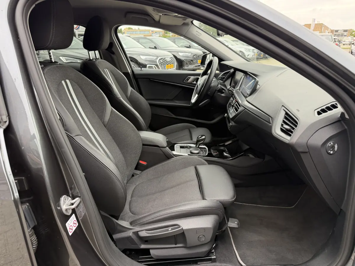 118i Sport Line Trekhaak LED PDC Carplay DAB 18 Inch Sportstoelen