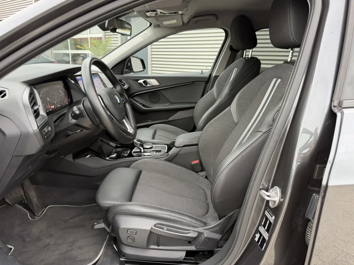 118i Sport Line Trekhaak LED PDC Carplay DAB 18 Inch Sportstoelen