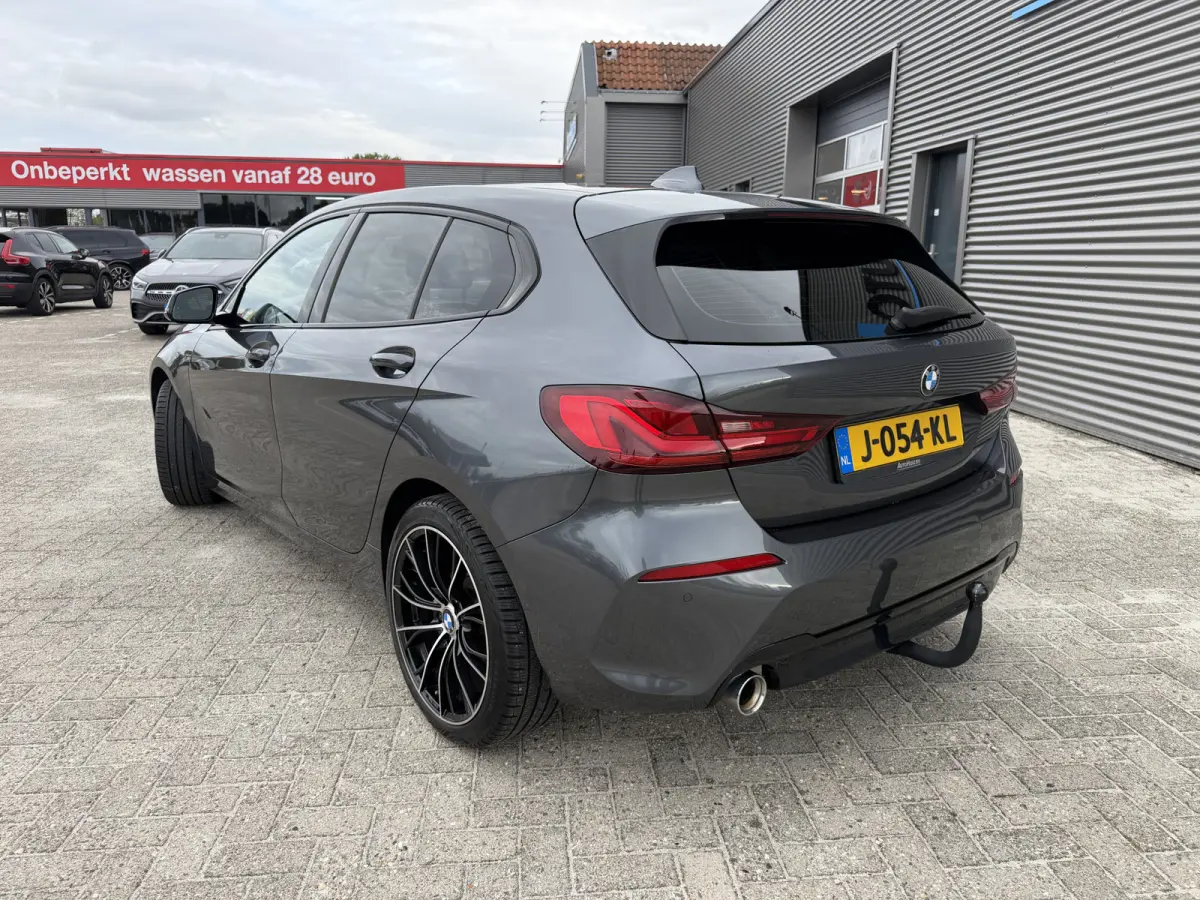 118i Sport Line Trekhaak LED PDC Carplay DAB 18 Inch Sportstoelen