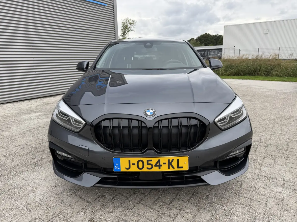 118i Sport Line Trekhaak LED PDC Carplay DAB 18 Inch Sportstoelen