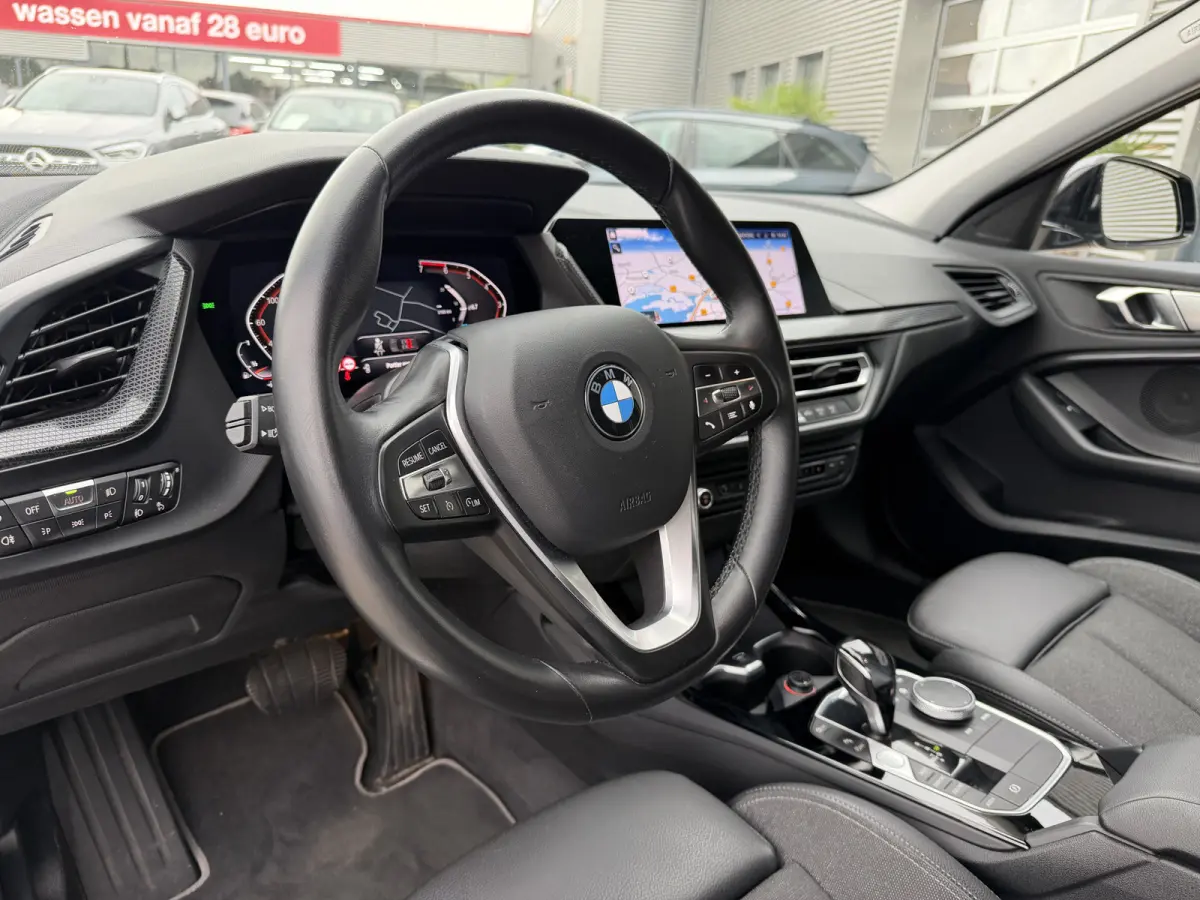 118i Sport Line Trekhaak LED PDC Carplay DAB 18 Inch Sportstoelen
