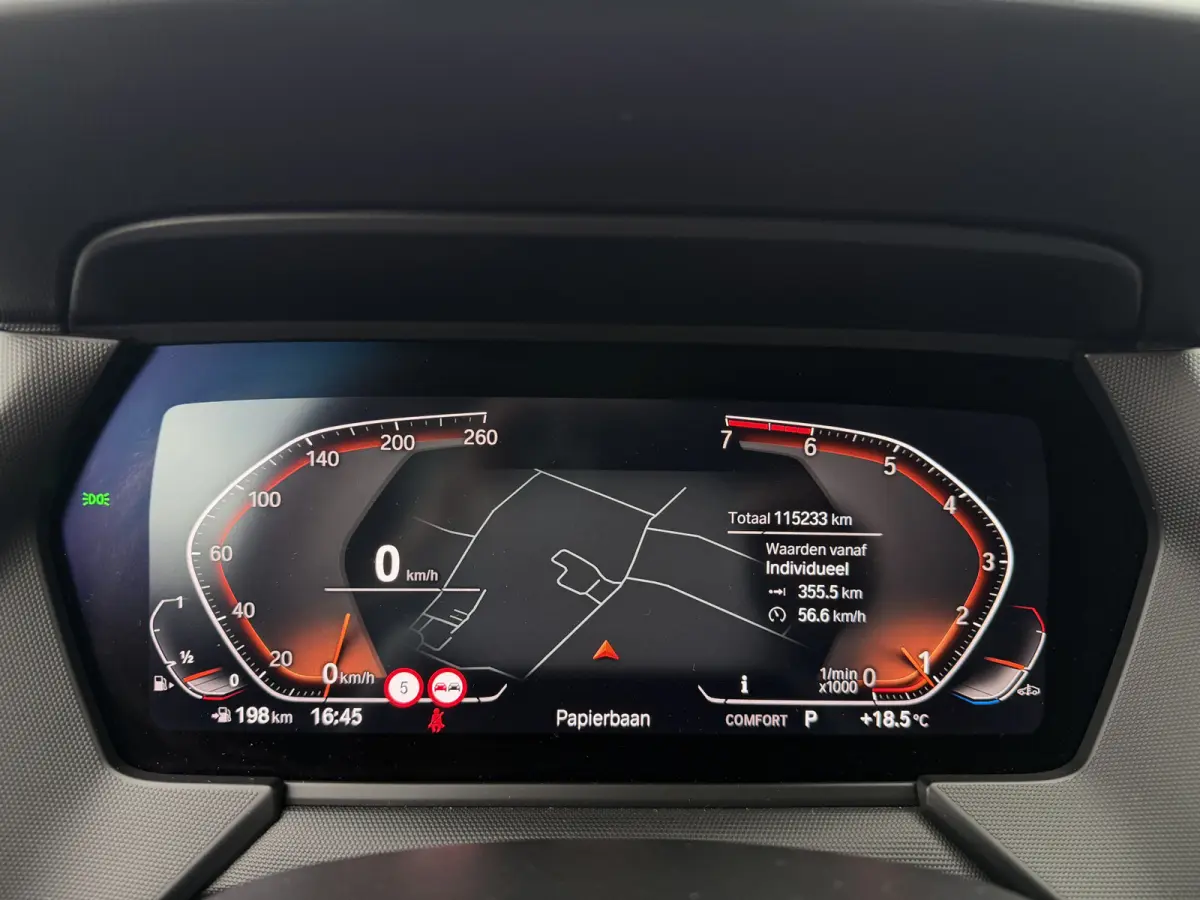 118i Sport Line Trekhaak LED PDC Carplay DAB 18 Inch Sportstoelen