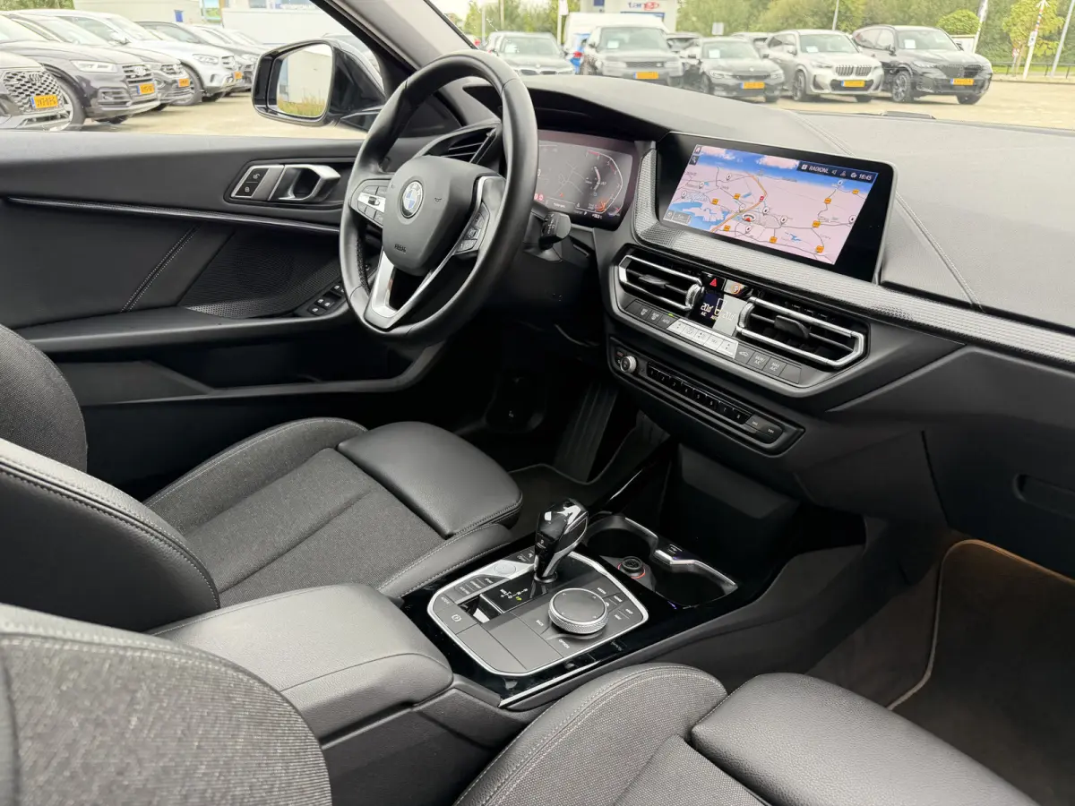 118i Sport Line Trekhaak LED PDC Carplay DAB 18 Inch Sportstoelen