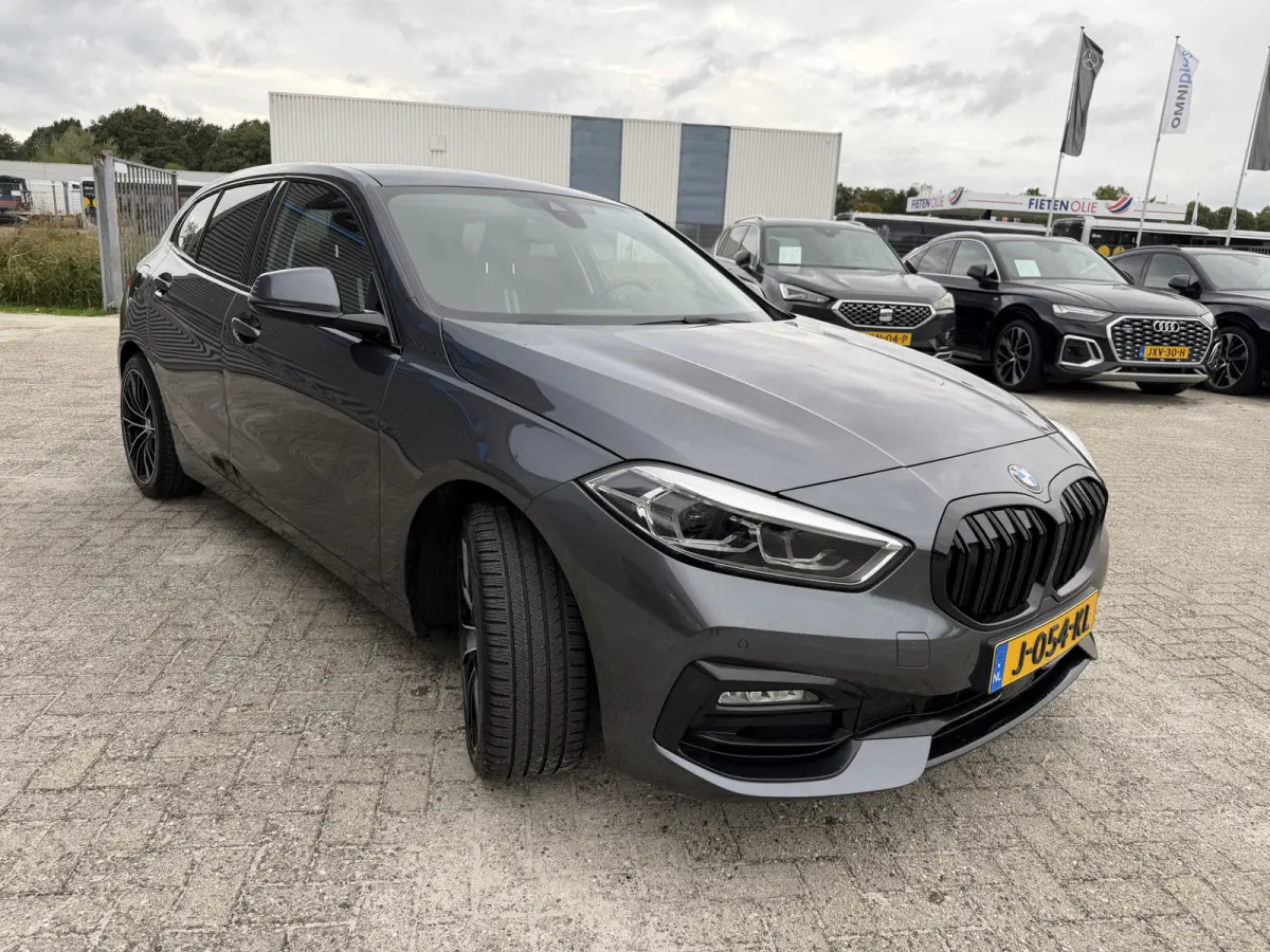 118i Sport Line Trekhaak LED PDC Carplay DAB 18 Inch Sportstoelen