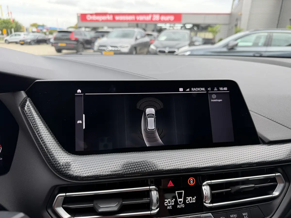 118i Sport Line Trekhaak LED PDC Carplay DAB 18 Inch Sportstoelen