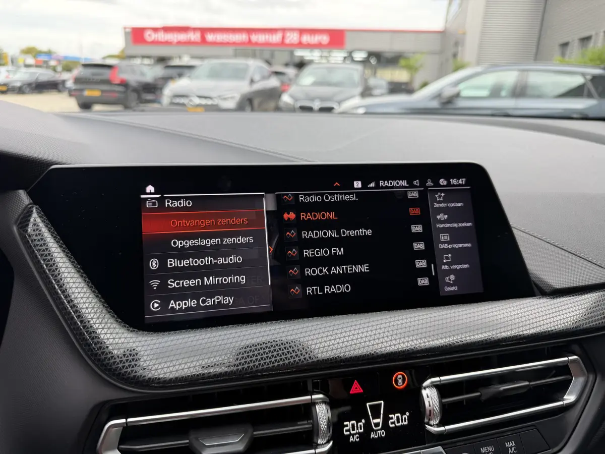 118i Sport Line Trekhaak LED PDC Carplay DAB 18 Inch Sportstoelen