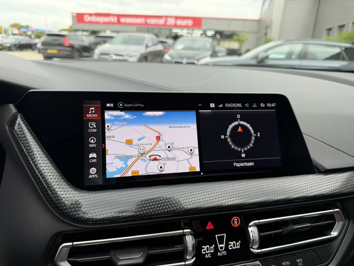 118i Sport Line Trekhaak LED PDC Carplay DAB 18 Inch Sportstoelen