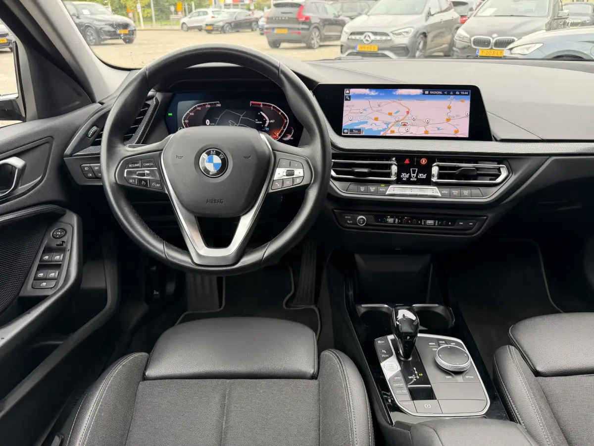 118i Sport Line Trekhaak LED PDC Carplay DAB 18 Inch Sportstoelen