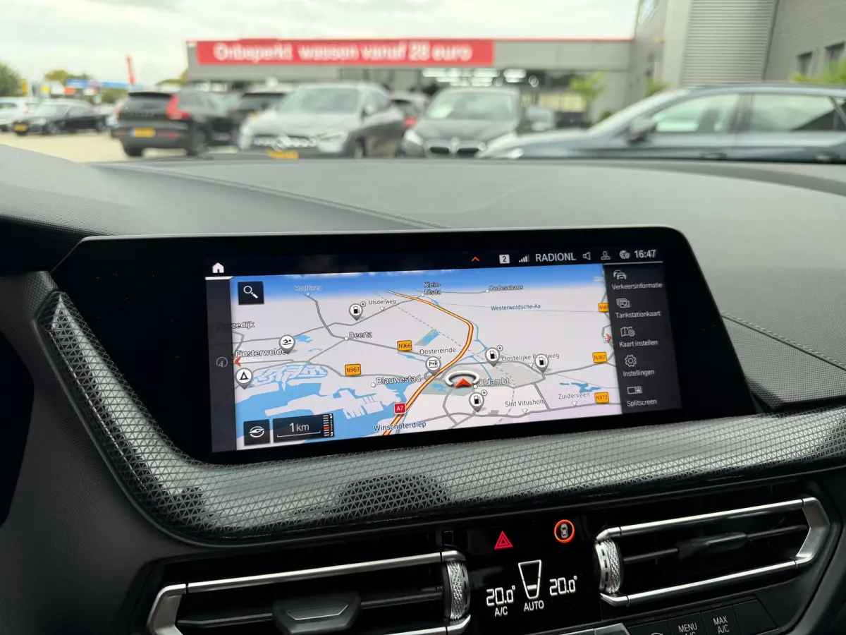 118i Sport Line Trekhaak LED PDC Carplay DAB 18 Inch Sportstoelen