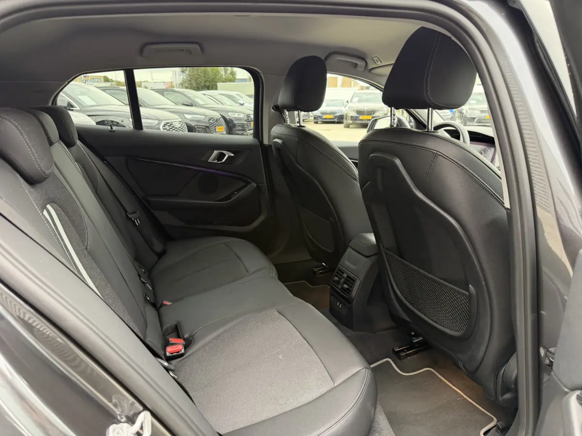 118i Sport Line Trekhaak LED PDC Carplay DAB 18 Inch Sportstoelen