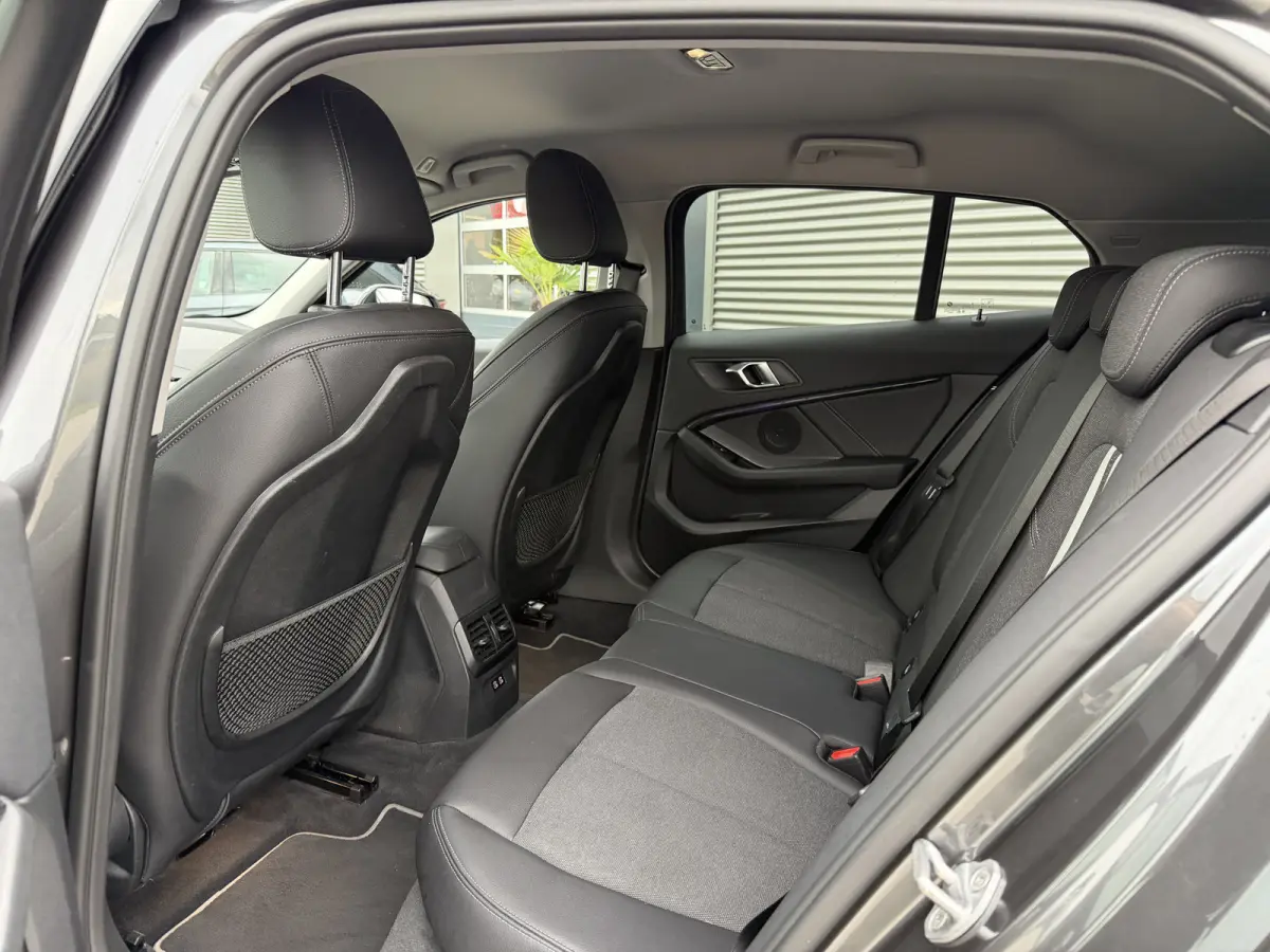 118i Sport Line Trekhaak LED PDC Carplay DAB 18 Inch Sportstoelen