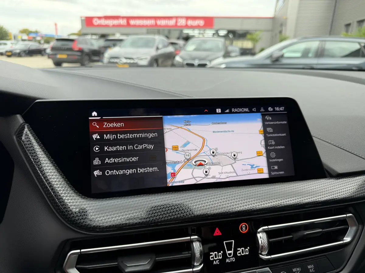 118i Sport Line Trekhaak LED PDC Carplay DAB 18 Inch Sportstoelen