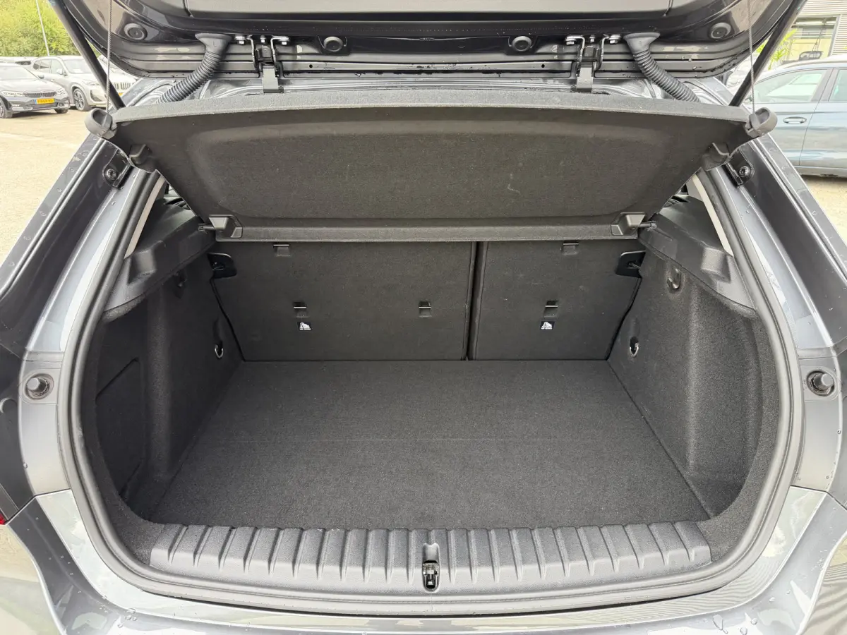118i Sport Line Trekhaak LED PDC Carplay DAB 18 Inch Sportstoelen