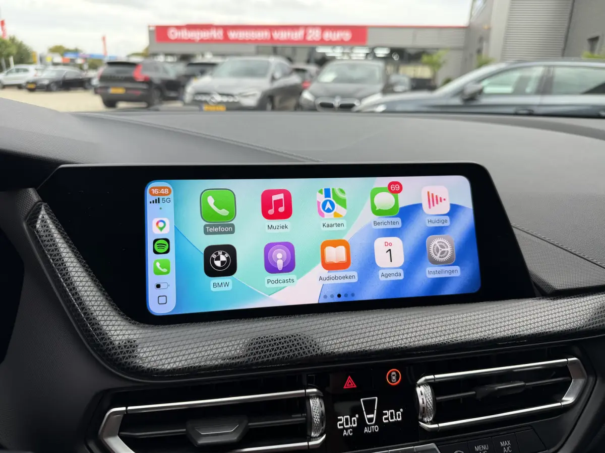 118i Sport Line Trekhaak LED PDC Carplay DAB 18 Inch Sportstoelen