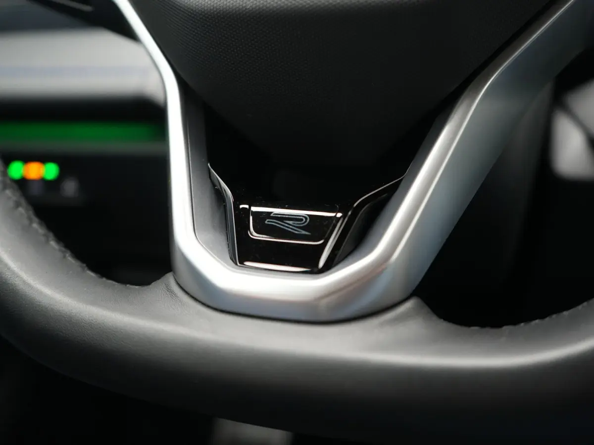 1.5 eHybrid R-Line Business 272pk Dealer O.H. | Adaptive Cruise | Head Up | 360 Camera | IQ Light | Sportstoelen Massage & Verwarmd | Stuur Verwarmd | Sfeerverlichting | Apple Carplay | Blis
