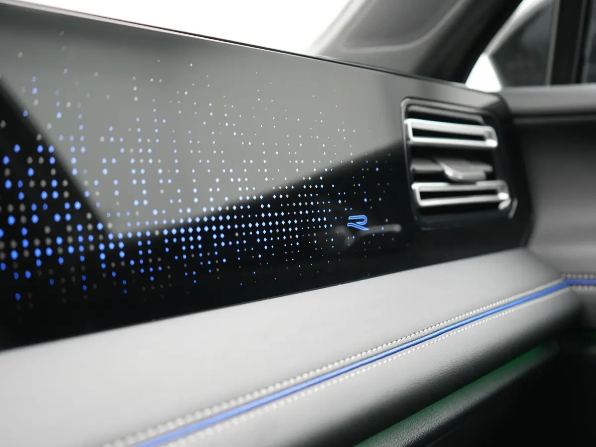 1.5 eHybrid R-Line Business 272pk Dealer O.H. | Adaptive Cruise | Head Up | 360 Camera | IQ Light | Sportstoelen Massage & Verwarmd | Stuur Verwarmd | Sfeerverlichting | Apple Carplay | Blis